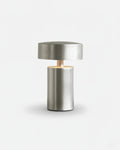 Lampe de table a poser sans fil argent, tactile et rechargeable – modèle somi par Korven Studio.